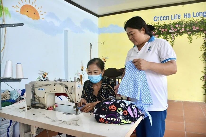 Người dân Quảng Ninh đang thiết kế các sản phẩm tái chế từ rác thải. Ảnh: La Duy. Người dân Quảng Ninh đang thiết kế các sản phẩm tái chế từ rác thải. Ảnh: La Duy.