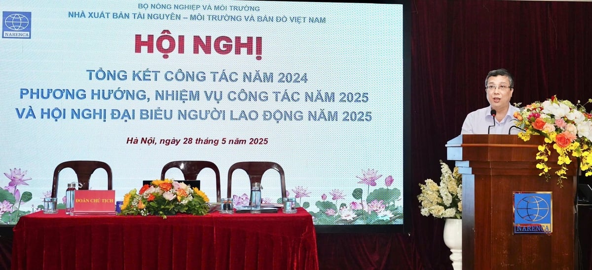 Thứ trưởng Hoàng Trung hoan nghênh, biểu dương và đánh giá cao những kết quả tốt đẹp Nhà xuất bản đã đạt được trong năm 2024. Nổi bật là doanh thu của Nhà xuất bản vượt 25 % so với kế hoạch đề ra; thu nhập bình quân đầu người tăng hơn so với năm trước Thứ trưởng Hoàng Trung hoan nghênh, biểu dương và đánh giá cao những kết quả tốt đẹp Nhà xuất bản đã đạt được trong năm 2024. Nổi bật là doanh thu của Nhà xuất bản vượt 25 % so với kế hoạch đề ra; thu nhập bình quân đầu người tăng hơn so với năm trước