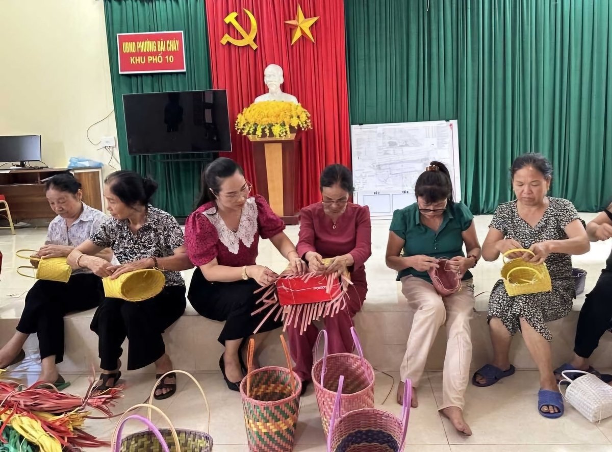 Hội Phụ nữ khu 10 (phường Bãi Cháy, TP Hạ Long) làm làn nhựa từ nguyên liệu tái chế. Ảnh: Thanh Phương. Hội Phụ nữ khu 10 (phường Bãi Cháy, TP Hạ Long) làm làn nhựa từ nguyên liệu tái chế. Ảnh: Thanh Phương.