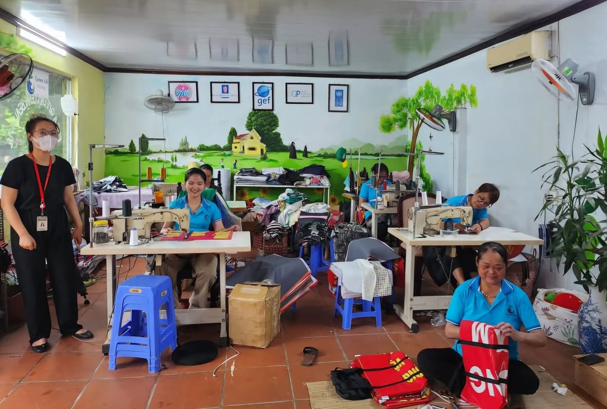 Hoạt động tại xưởng may tái chế Green Life Hạ Long ở khu 3, phường Hà Khẩu, TP Hạ Long. Ảnh: Trần Hương. Hoạt động tại xưởng may tái chế Green Life Hạ Long ở khu 3, phường Hà Khẩu, TP Hạ Long. Ảnh: Trần Hương.