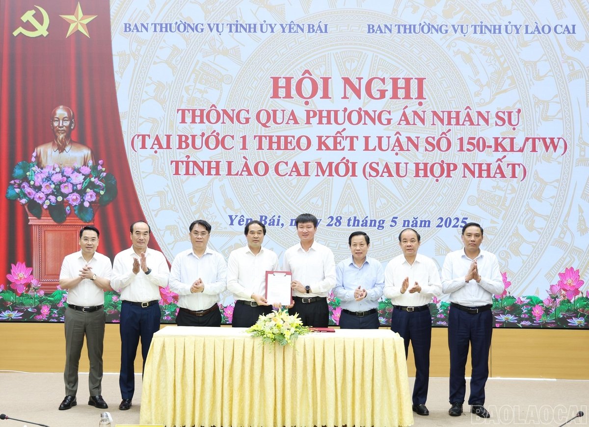 Bí thư Tỉnh ủy, Chủ tịch UBND tỉnh Lào Cai Trịnh Xuân Trường và Bí thư Tỉnh ủy Yên Bái Trần Huy Tuấn đã cùng ký Nghị quyết liên tịch của Ban Thường vụ Tỉnh ủy hai tỉnh về phương án nhân sự tỉnh Lào Cai mới sau hợp nhất. Ảnh: Đức Toàn. Bí thư Tỉnh ủy, Chủ tịch UBND tỉnh Lào Cai Trịnh Xuân Trường và Bí thư Tỉnh ủy Yên Bái Trần Huy Tuấn đã cùng ký Nghị quyết liên tịch của Ban Thường vụ Tỉnh ủy hai tỉnh về phương án nhân sự tỉnh Lào Cai mới sau hợp nhất. Ảnh: Đức Toàn.