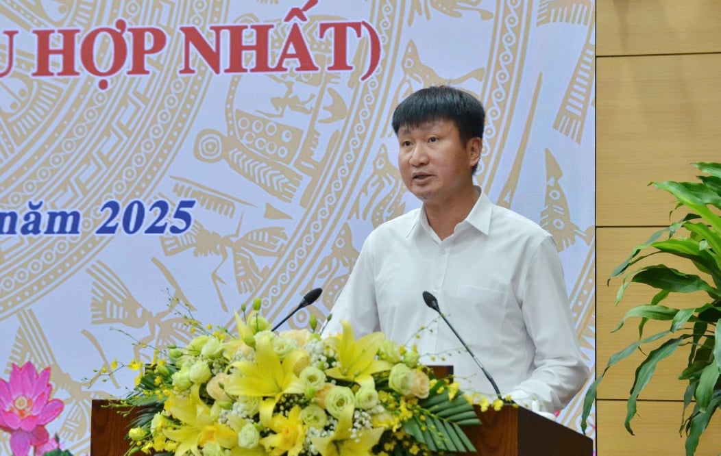 Bí thư Tỉnh ủy Yên Bái Trần Huy Tuấn đã trình bày báo cáo kết quả xây dựng Đề án hợp nhất hai tỉnh Lào Cai, Yên Bái. Ảnh: Đức Toàn. Bí thư Tỉnh ủy Yên Bái Trần Huy Tuấn đã trình bày báo cáo kết quả xây dựng Đề án hợp nhất hai tỉnh Lào Cai, Yên Bái. Ảnh: Đức Toàn.
