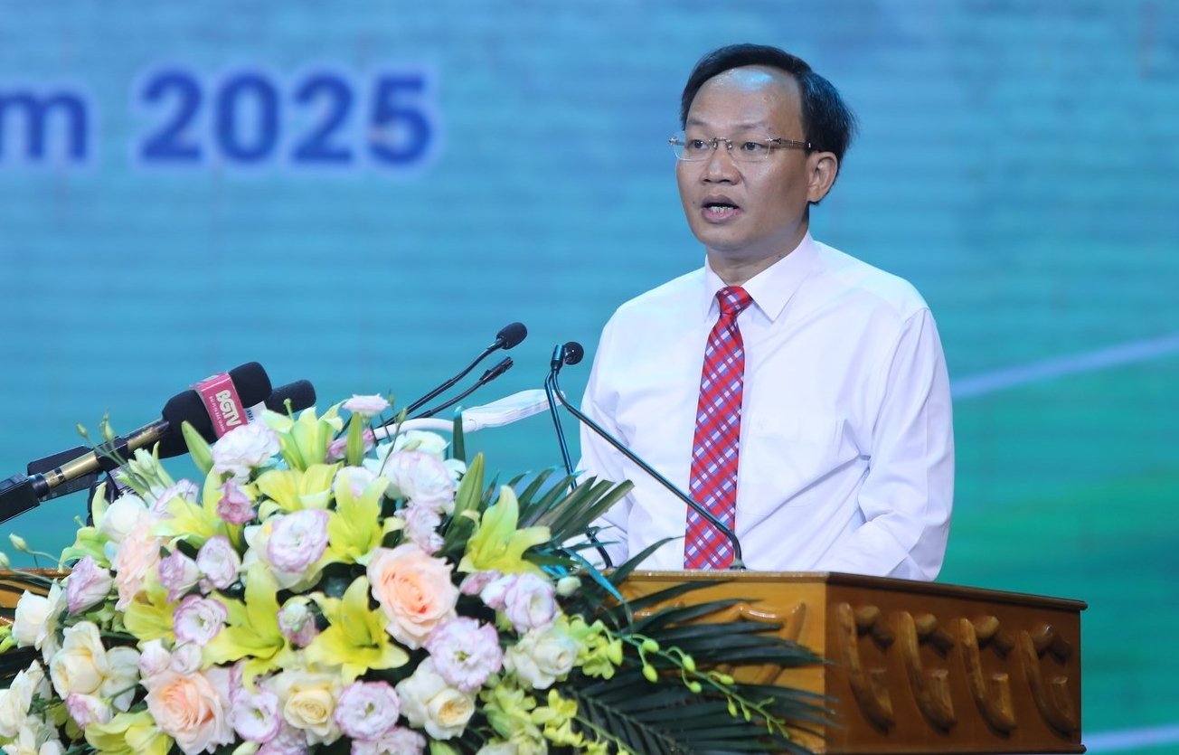 Ông Phạm Văn Thịnh, Phó Chủ tịch tỉnh Bắc Giang cho biết, năm 2025, sản lượng vải thiều trên địa bàn tỉnh Bắc Giang ước đạt 165.000 tấn, trong đó có 60.000 tấn vải sớm và 105.000 tấn chính vụ. Ông Phạm Văn Thịnh, Phó Chủ tịch tỉnh Bắc Giang cho biết, năm 2025, sản lượng vải thiều trên địa bàn tỉnh Bắc Giang ước đạt 165.000 tấn, trong đó có 60.000 tấn vải sớm và 105.000 tấn chính vụ.
