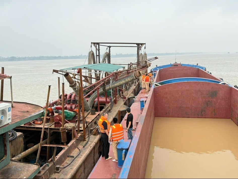 Lực lượng chức năng kiểm tra, bắt giữ tàu khai thác cát trái phép. Ảnh: Công an TP Hà Nội. Lực lượng chức năng kiểm tra, bắt giữ tàu khai thác cát trái phép. Ảnh: Công an TP Hà Nội.
