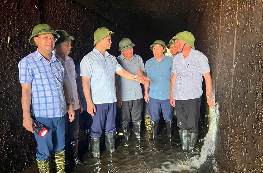 Chủ tịch UBND tỉnh Vương Quốc Tuấn kiểm tra tiến độ xử lý sự cố trạm bơm Văn Thai A và cống tiêu tự chảy Văn Thai tại xã Quang Minh, huyện Lương Tài. Ảnh: Cổng thông tin điện tử Bắc Ninh. Chủ tịch UBND tỉnh Vương Quốc Tuấn kiểm tra tiến độ xử lý sự cố trạm bơm Văn Thai A và cống tiêu tự chảy Văn Thai tại xã Quang Minh, huyện Lương Tài. Ảnh: Cổng thông tin điện tử Bắc Ninh.