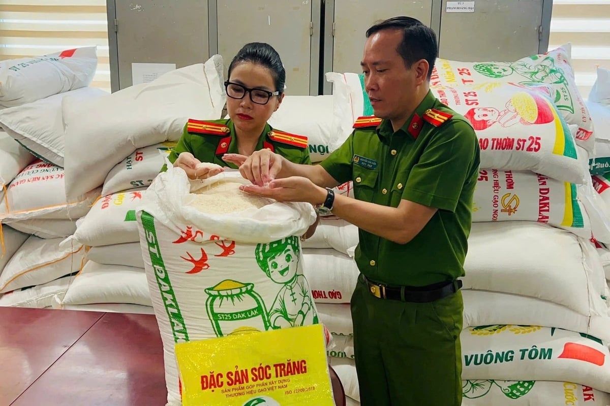 Lực lượng chức năng khám xét, thu giữ lượng lớn gạo ST25 Lúa - Tôm bị làm giả. Ảnh: Công an TP Hà Nội. Lực lượng chức năng khám xét, thu giữ lượng lớn gạo ST25 Lúa - Tôm bị làm giả. Ảnh: Công an TP Hà Nội.