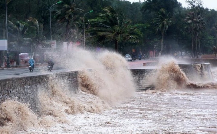 Vùng biển từ Đà Nẵng đến Cà Mau, Cà Mau đến Kiên Giang và vịnh Thái Lan có mưa rào và dông, sóng biển cao trên 2,5m. Ảnh minh họa. Vùng biển từ Đà Nẵng đến Cà Mau, Cà Mau đến Kiên Giang và vịnh Thái Lan có mưa rào và dông, sóng biển cao trên 2,5m. Ảnh minh họa.