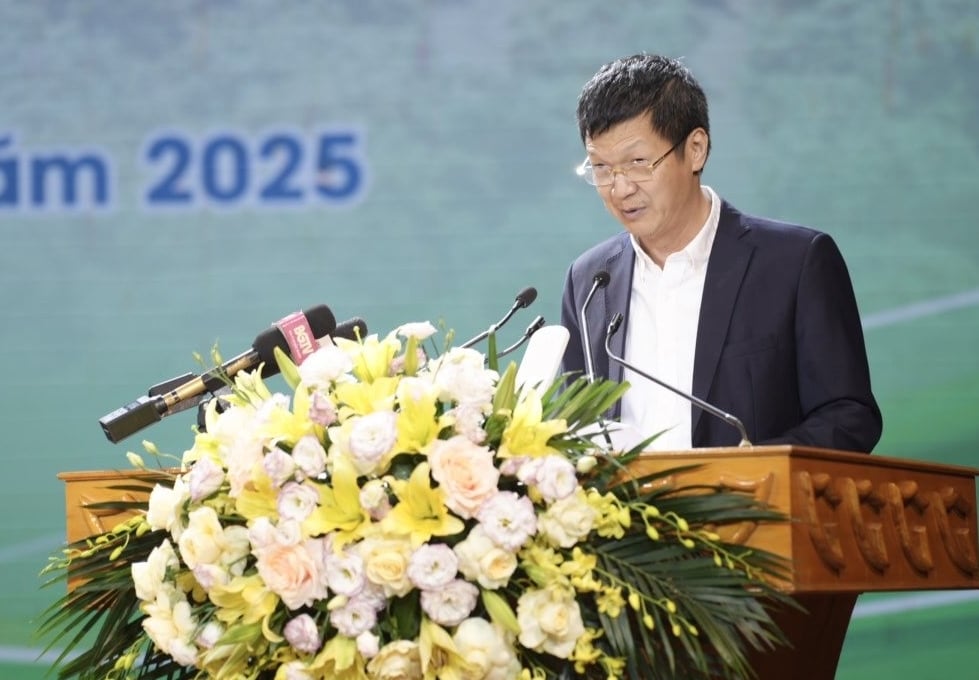 Ông Nguyễn Việt Dũng – Chủ tịch HĐQT Viettel Post – trình bày cam kết về giải pháp logistics vải thiều 2025, từ vận chuyển, bảo quản đến kết nối thị trường xuất khẩu. Ông Nguyễn Việt Dũng – Chủ tịch HĐQT Viettel Post – trình bày cam kết về giải pháp logistics vải thiều 2025, từ vận chuyển, bảo quản đến kết nối thị trường xuất khẩu.