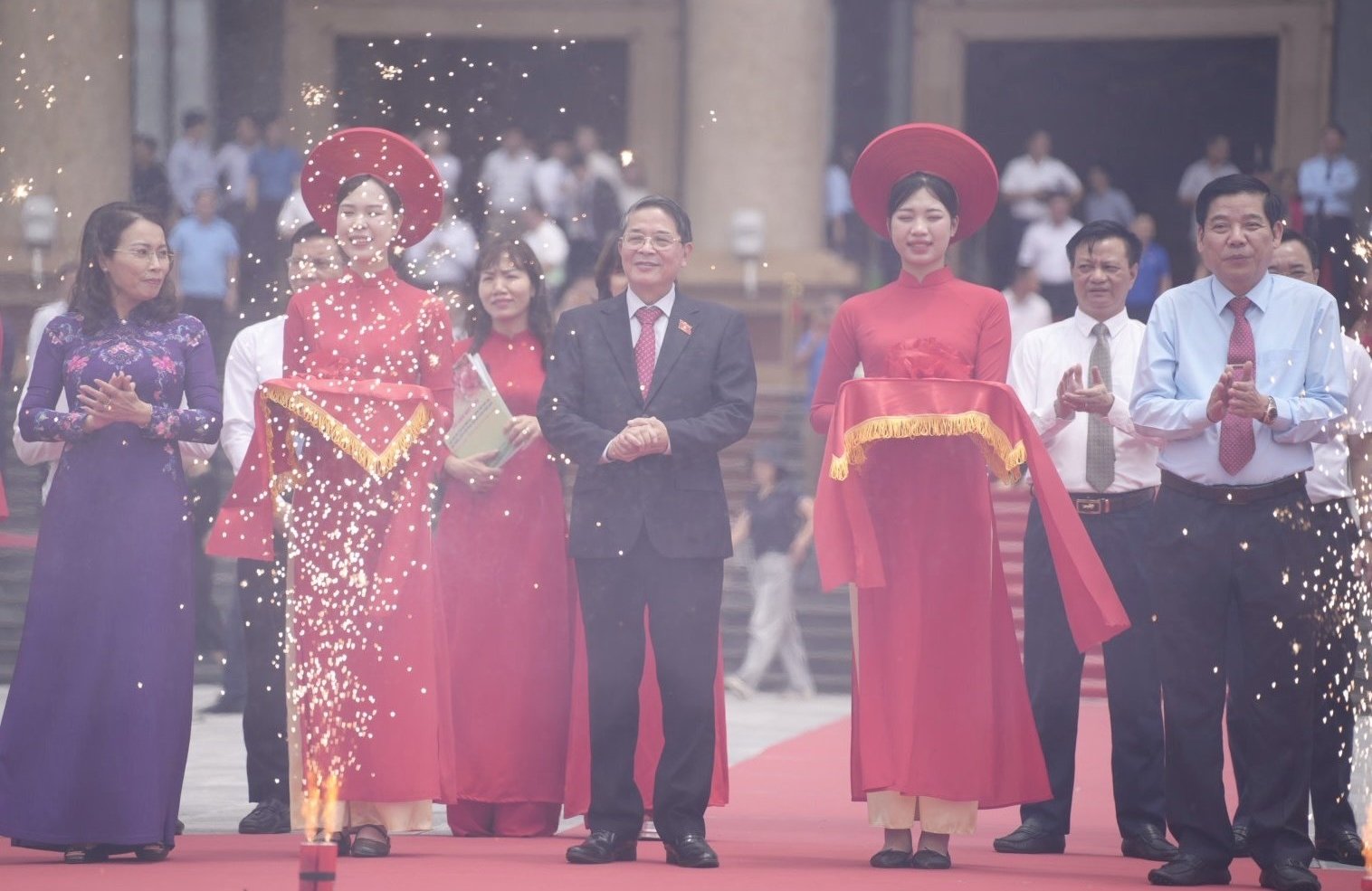Phó Chủ tịch Quốc hội Nguyễn Đức Hải cùng các lãnh đạo tỉnh cắt băng xuất hành vải thiều Bắc Giang tiêu thụ thị trường trong nước và xuất khẩu năm 2025. Phó Chủ tịch Quốc hội Nguyễn Đức Hải cùng các lãnh đạo tỉnh cắt băng xuất hành vải thiều Bắc Giang tiêu thụ thị trường trong nước và xuất khẩu năm 2025.