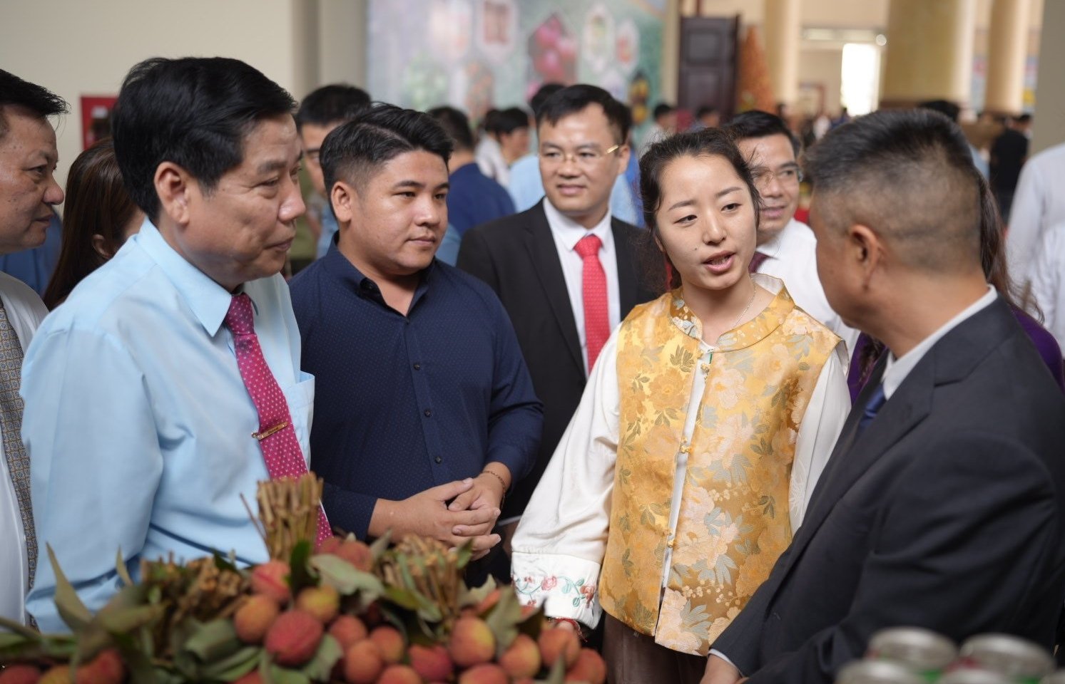 Bí thư Tỉnh ủy Bắc Giang Nguyễn Văn Gấu (bìa trái) cùng các doanh nghiệp nước ngoài thăm gian hàng trưng bày vải thiều Lục Ngạn - Chũ. Bí thư Tỉnh ủy Bắc Giang Nguyễn Văn Gấu (bìa trái) cùng các doanh nghiệp nước ngoài thăm gian hàng trưng bày vải thiều Lục Ngạn - Chũ.