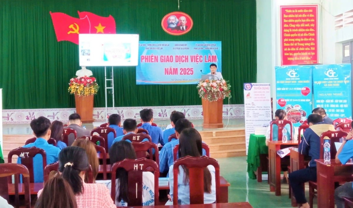Phiên giao dịch việc làm tổ chức tại huyện Cư M’gar, tỉnh Đắk Lắk. Ảnh: Tuấn Trần. Phiên giao dịch việc làm tổ chức tại huyện Cư M’gar, tỉnh Đắk Lắk. Ảnh: Tuấn Trần.