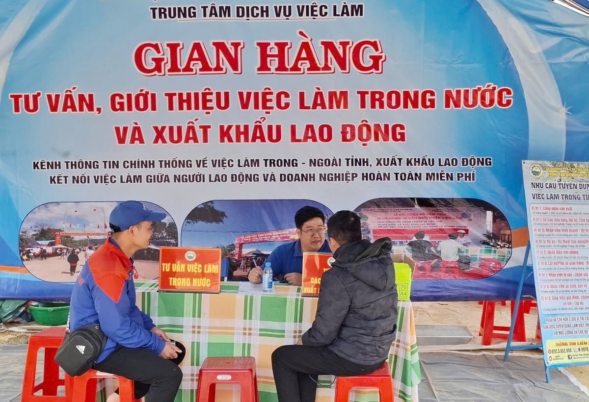 Gian hàng tư vấn, giới thiệu việc làm do Trung tâm Dịch vụ việc làm tỉnh Đắk Lắk tổ chức. Ảnh: Tuấn Trần. Gian hàng tư vấn, giới thiệu việc làm do Trung tâm Dịch vụ việc làm tỉnh Đắk Lắk tổ chức. Ảnh: Tuấn Trần.