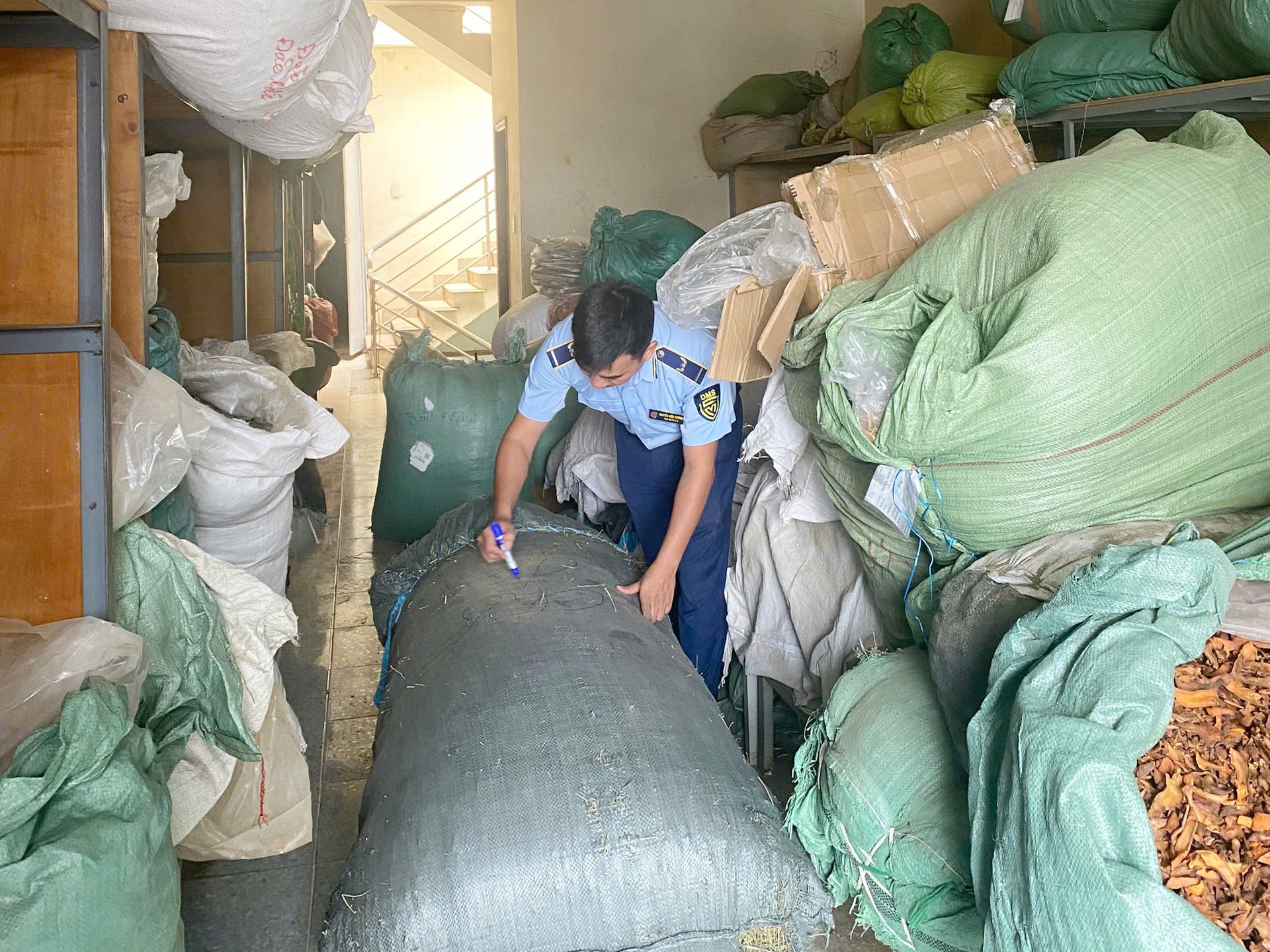 Lực lượng QLTT kiểm tra, niêm phong tang vật. Ảnh: Chi cục QLTT Đắk Lắk. Lực lượng QLTT kiểm tra, niêm phong tang vật. Ảnh: Chi cục QLTT Đắk Lắk.