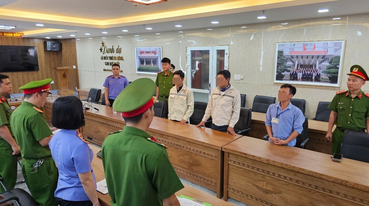 Cơ quan Cảnh sát điều tra Công an TP Đà Nẵng tống đạt quyết định khởi tố vụ án, khởi tố 3 bị can. Ảnh: Công an TP Đà Nẵng. Cơ quan Cảnh sát điều tra Công an TP Đà Nẵng tống đạt quyết định khởi tố vụ án, khởi tố 3 bị can. Ảnh: Công an TP Đà Nẵng.
