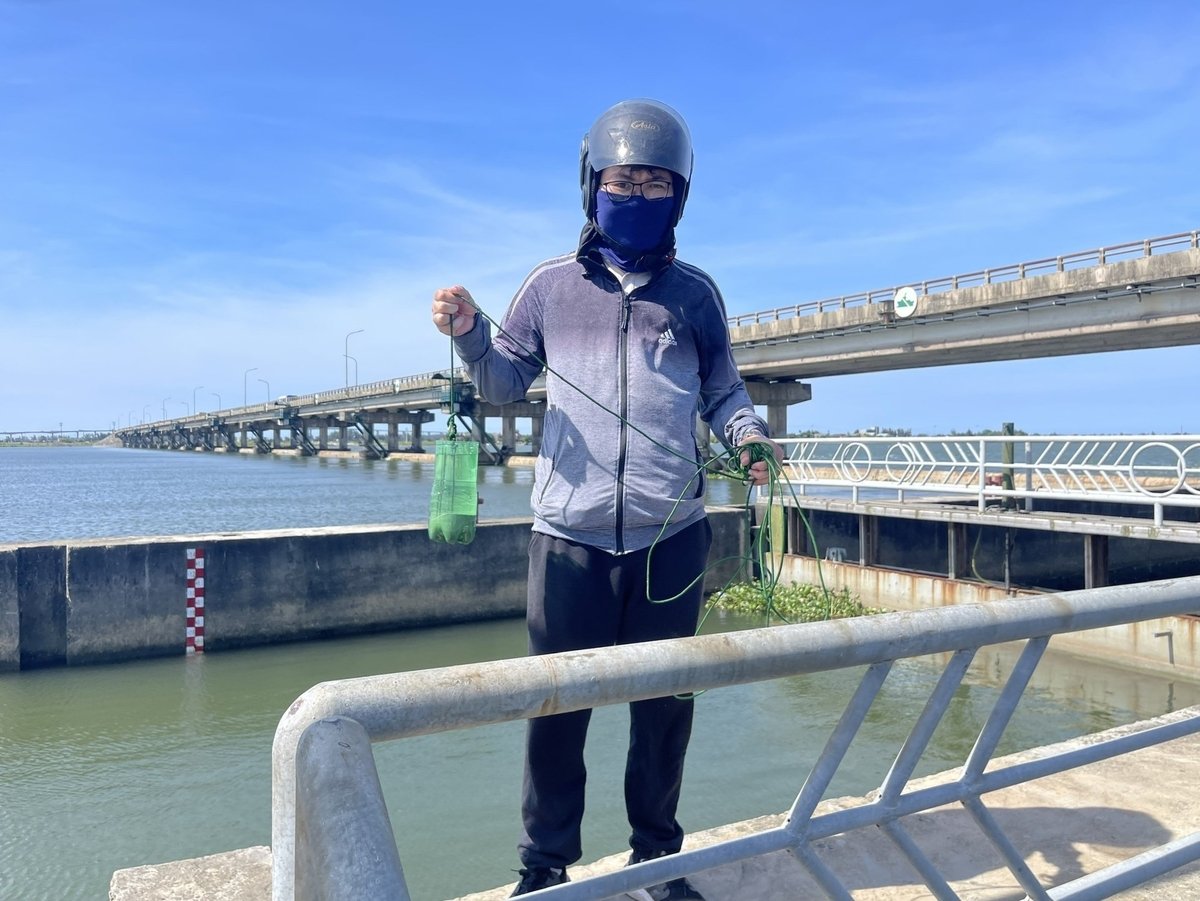 Viện Khoa học Thủy lợi miền Trung và Tây Nguyên lấy mẫu phân tích chất lượng nước tại các vị trí quan trắc trên hệ thống thủy lợi Tả Trạch. Ảnh: PV. Viện Khoa học Thủy lợi miền Trung và Tây Nguyên lấy mẫu phân tích chất lượng nước tại các vị trí quan trắc trên hệ thống thủy lợi Tả Trạch. Ảnh: PV.