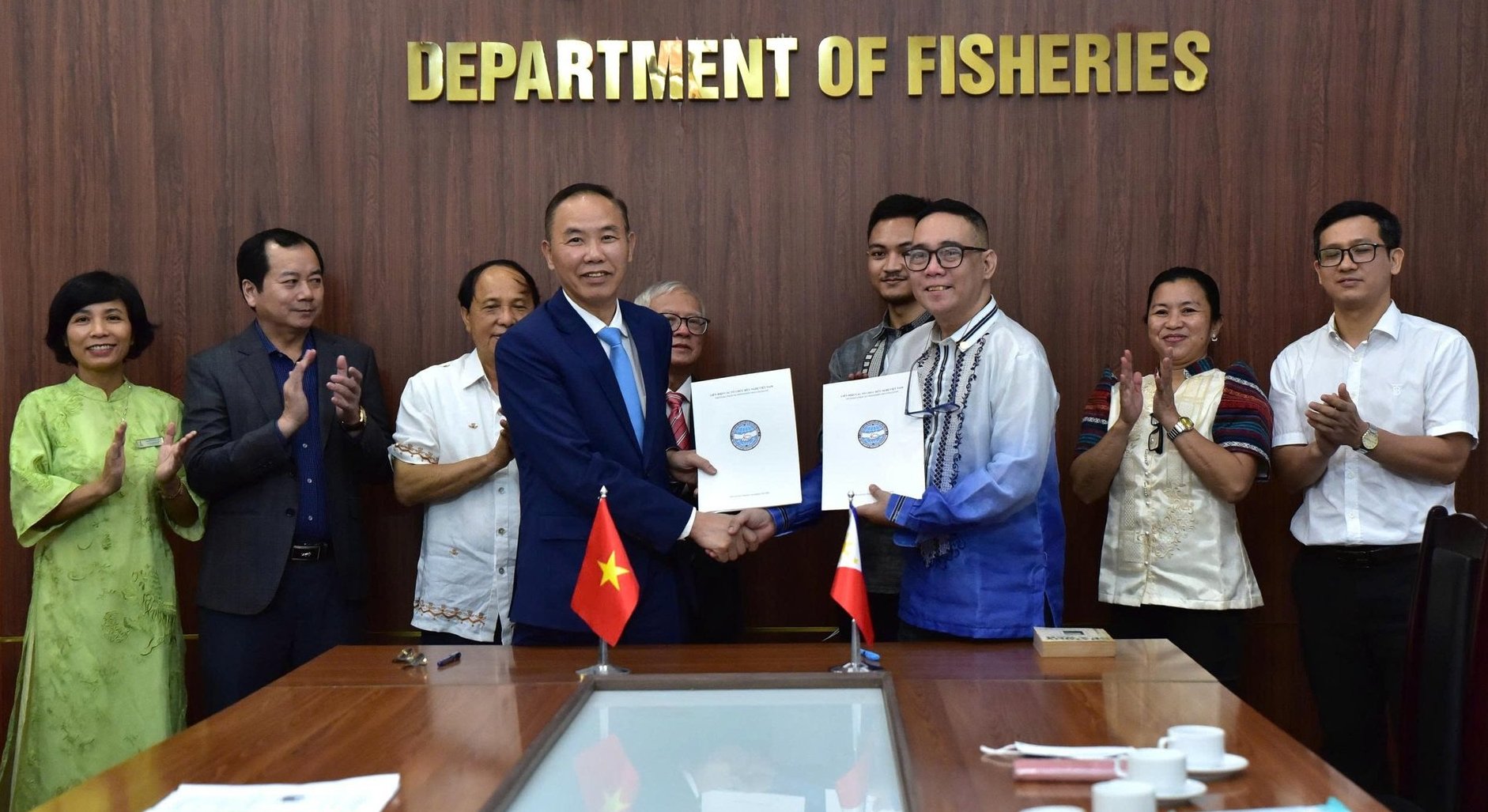 Thứ trưởng Phùng Đức Tiến và TS Mario Ferdinand Ayano Pasion, Chủ tịch Hội Hữu nghị Philippines - Việt Nam, ký kết Biên bản cuộc họp thống nhất kế hoạch hợp tác giai đoạn 2025 - 2028. Ảnh: Kiều Chi. Thứ trưởng Phùng Đức Tiến và TS Mario Ferdinand Ayano Pasion, Chủ tịch Hội Hữu nghị Philippines - Việt Nam, ký kết Biên bản cuộc họp thống nhất kế hoạch hợp tác giai đoạn 2025 - 2028. Ảnh: Kiều Chi.