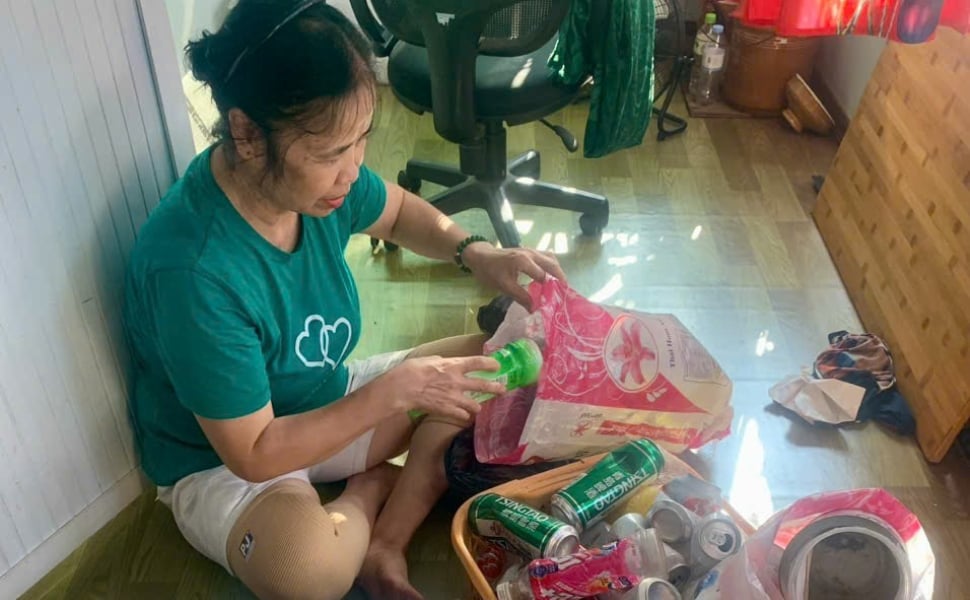 Hội viên Hội Phụ nữ phường Phan Chu Trinh tiến hành phân loại rác tại gia đình. Ảnh: VTD. Hội viên Hội Phụ nữ phường Phan Chu Trinh tiến hành phân loại rác tại gia đình. Ảnh: VTD.