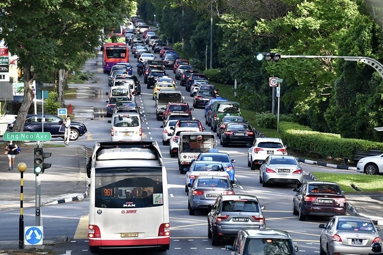 Để giảm tải mật độ giao thông trên đường phố cũng như bảo vệ môi trường, Singapore khuyến khích người dân sử dụng phương tiện công cộng như xe buýt, tàu điện ngầm. Ảnh: ST FILE. Để giảm tải mật độ giao thông trên đường phố cũng như bảo vệ môi trường, Singapore khuyến khích người dân sử dụng phương tiện công cộng như xe buýt, tàu điện ngầm. Ảnh: ST FILE.
