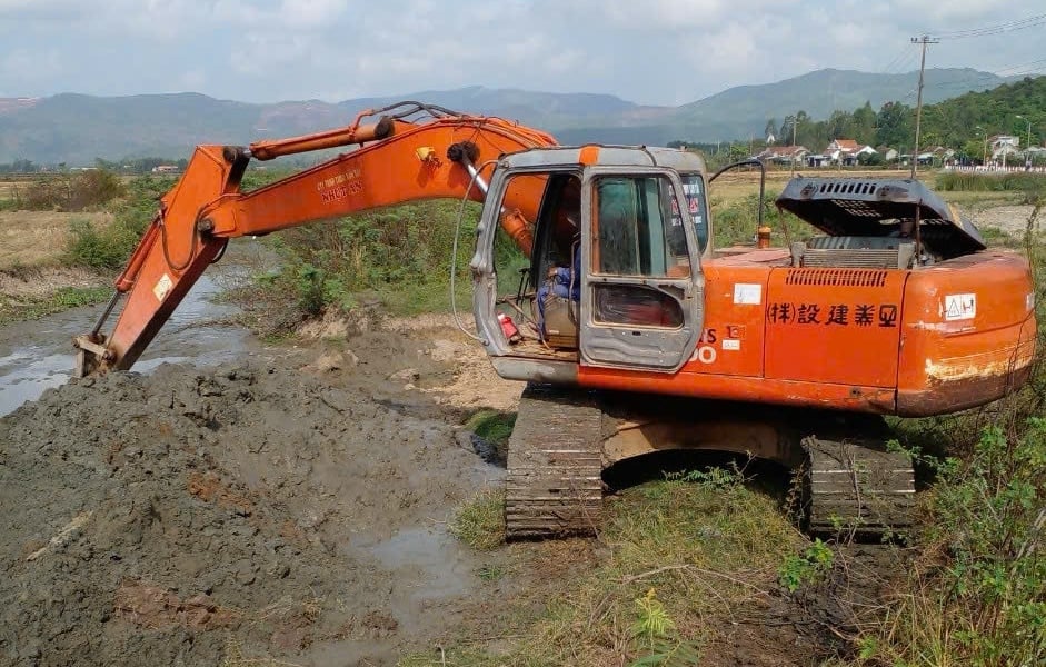 Đơn vị thủy nông đang huy động phương tiện để nạo nét kênh mương phục vụ sản xuất vụ hè thu. Ảnh: KS. Đơn vị thủy nông đang huy động phương tiện để nạo nét kênh mương phục vụ sản xuất vụ hè thu. Ảnh: KS.