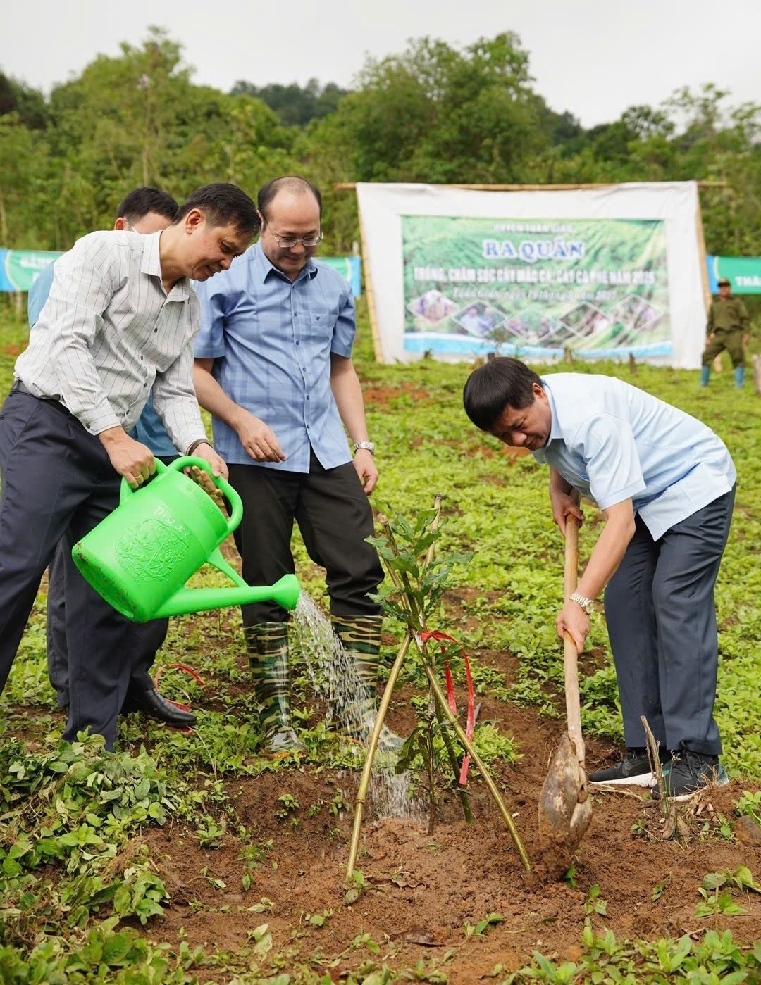 Lãnh đạo tỉnh Điện Biên và huyện Tuần Giáo trong buổi lễ phát động trồng cây mắc ca tại Tuần Giáo ngày 19/5/2025. Ảnh: Trần Hương. Lãnh đạo tỉnh Điện Biên và huyện Tuần Giáo trong buổi lễ phát động trồng cây mắc ca tại Tuần Giáo ngày 19/5/2025. Ảnh: Trần Hương.