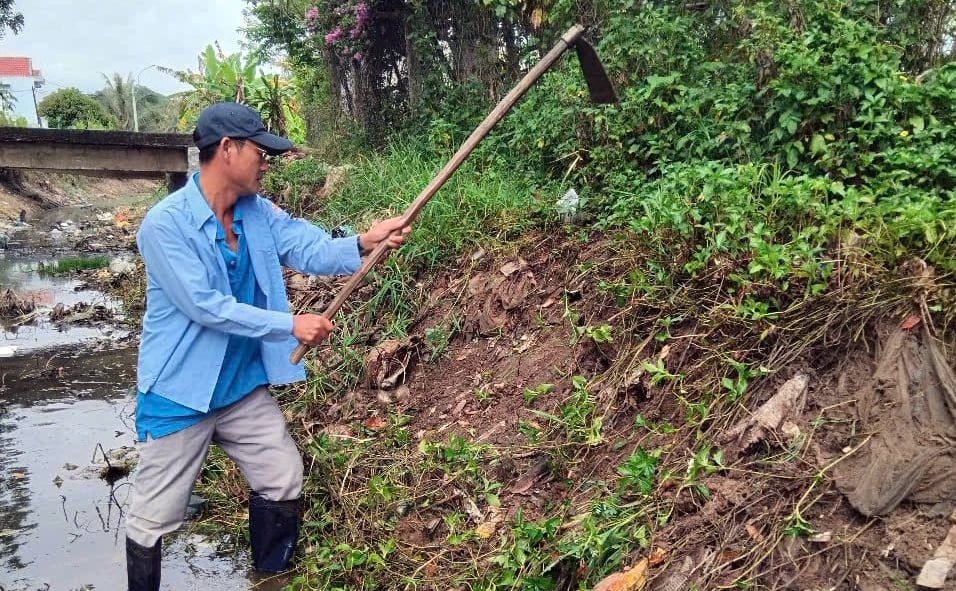 Công nhân thủy nông nạo vét kênh mương và dọn rác để cấp nước thuận lợi. Ảnh: KS. Công nhân thủy nông nạo vét kênh mương và dọn rác để cấp nước thuận lợi. Ảnh: KS.