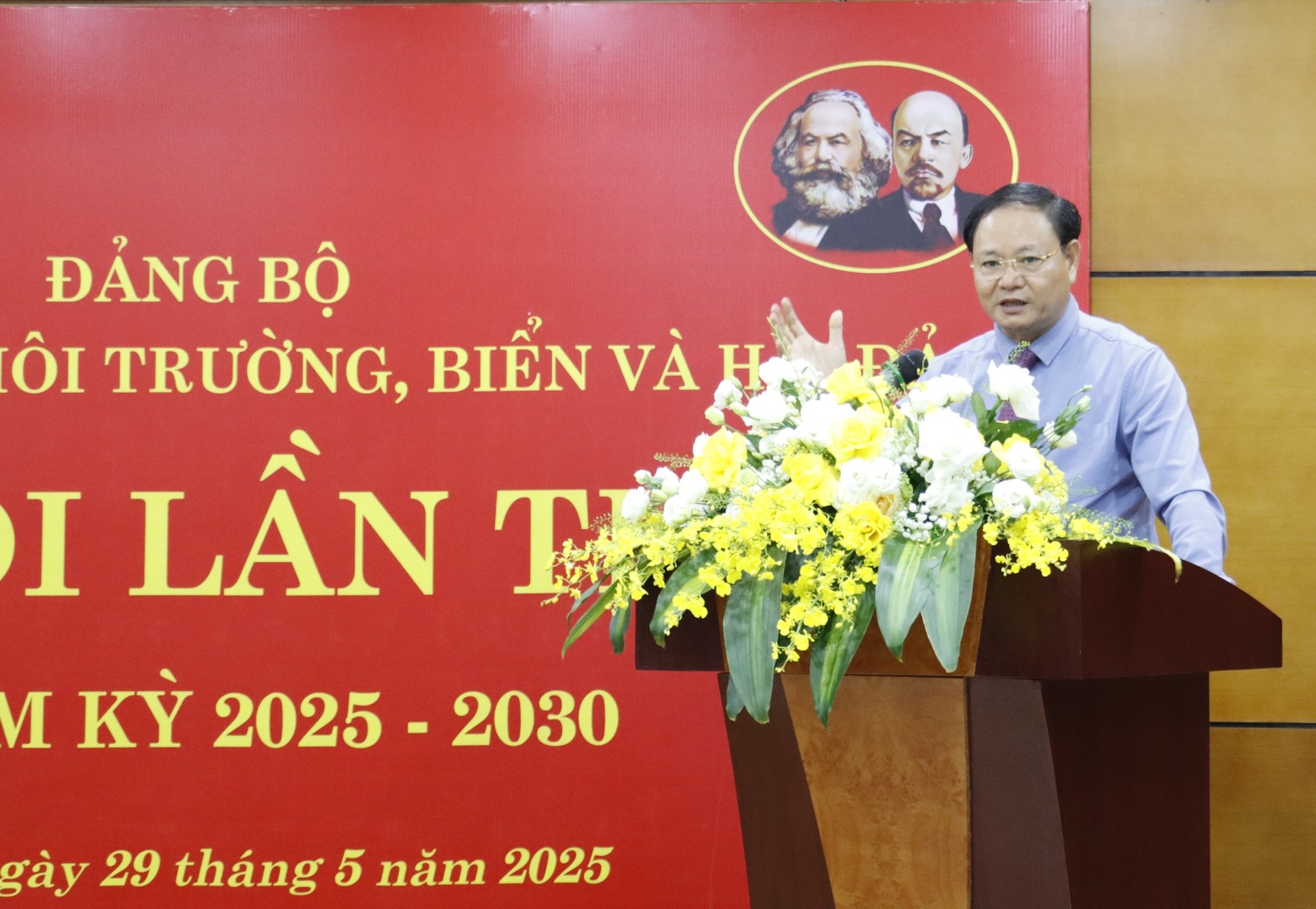 Theo Thứ trưởng Lê Minh Ngân, trong bối cảnh phát triển kinh tế biển trở thành trọng tâm trong chiến lược quốc gia thì khoa học phải đi trước để mở đường, dẫn lối. Ảnh: Nguyễn Thủy. Theo Thứ trưởng Lê Minh Ngân, trong bối cảnh phát triển kinh tế biển trở thành trọng tâm trong chiến lược quốc gia thì khoa học phải đi trước để mở đường, dẫn lối. Ảnh: Nguyễn Thủy.