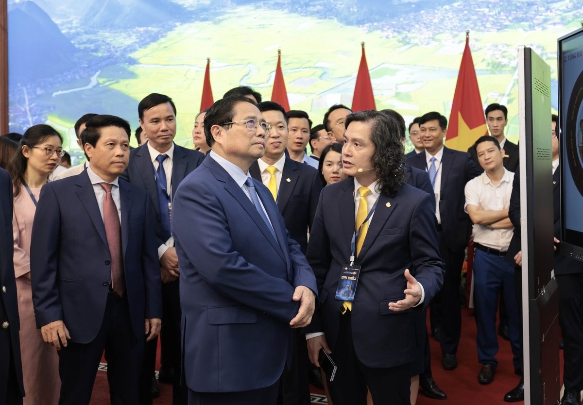 Thủ tướng Chính phủ Phạm Minh Chính cùng các lãnh đạo bộ, ngành tham quan gian hàng của LPBank tại sự kiện Chuyển đổi số Ngành Ngân hàng năm 2025. Ảnh: LPBank. Thủ tướng Chính phủ Phạm Minh Chính cùng các lãnh đạo bộ, ngành tham quan gian hàng của LPBank tại sự kiện Chuyển đổi số Ngành Ngân hàng năm 2025. Ảnh: LPBank.