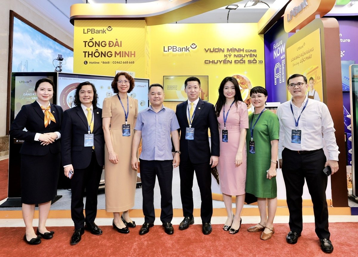 Lãnh đạo Ngân hàng Nhà nước chụp ảnh lưu niệm cùng đoàn LPBank tại sự kiện. Ảnh: LPBank. Lãnh đạo Ngân hàng Nhà nước chụp ảnh lưu niệm cùng đoàn LPBank tại sự kiện. Ảnh: LPBank.
