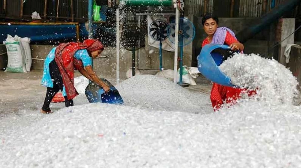 Nhà máy tái chế nhựa ở Bangladesh. Ảnh: Reuters. Nhà máy tái chế nhựa ở Bangladesh. Ảnh: Reuters.