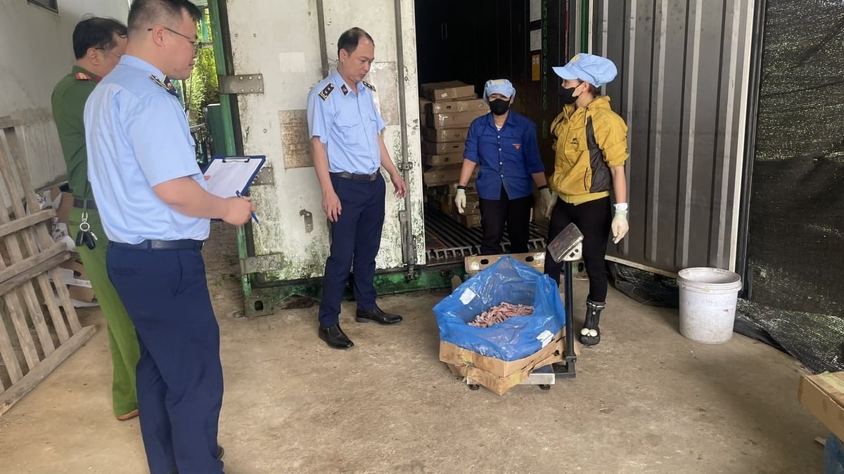 Phát hiện và bắt giữ 370kg chân gà đông lạnh ở tỉnh Phú Thọ. Ảnh: CTV. Phát hiện và bắt giữ 370kg chân gà đông lạnh ở tỉnh Phú Thọ. Ảnh: CTV.