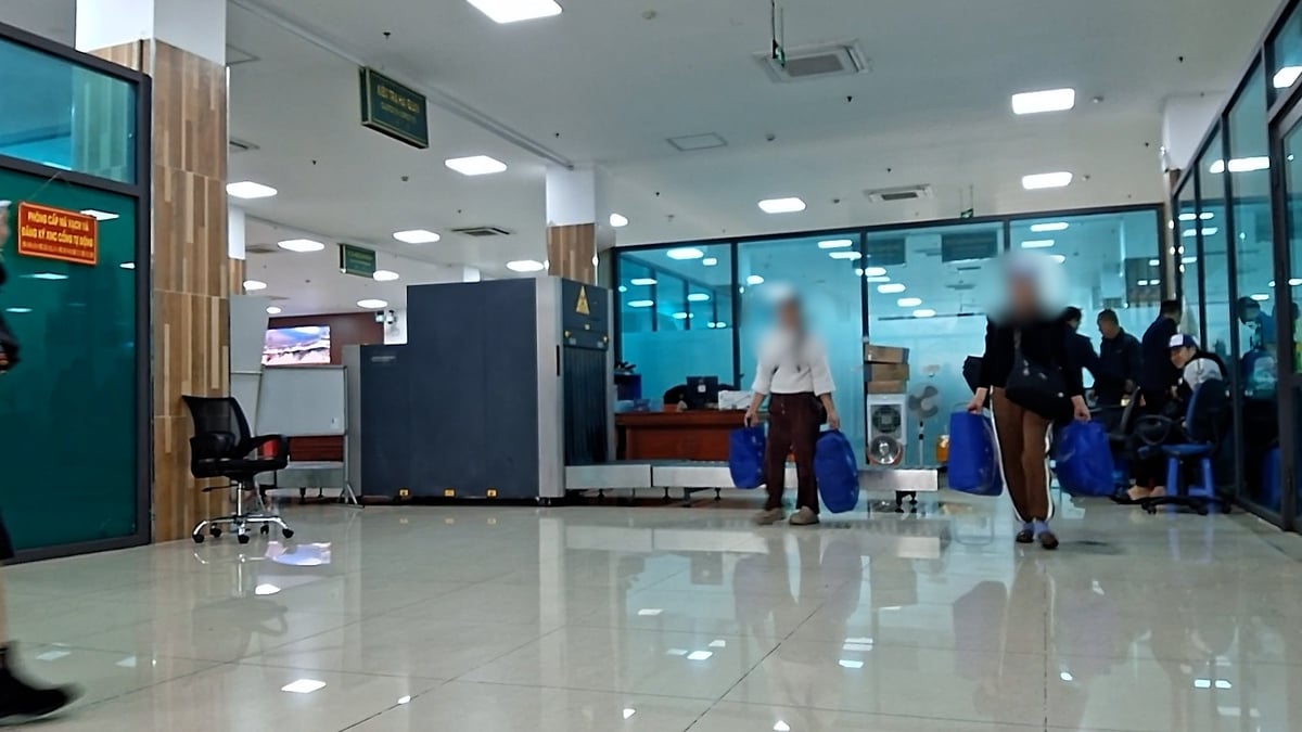Hàng lậu công khai được vận chuyển qua chốt Hải quan. Ảnh: HK. Hàng lậu công khai được vận chuyển qua chốt Hải quan. Ảnh: HK.