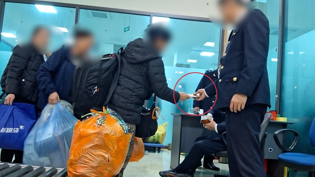 'Cửu vạn vali' bị thu sổ tại chốt kiểm soát Hải quan. Ảnh: HK. 'Cửu vạn vali' bị thu sổ tại chốt kiểm soát Hải quan. Ảnh: HK.
