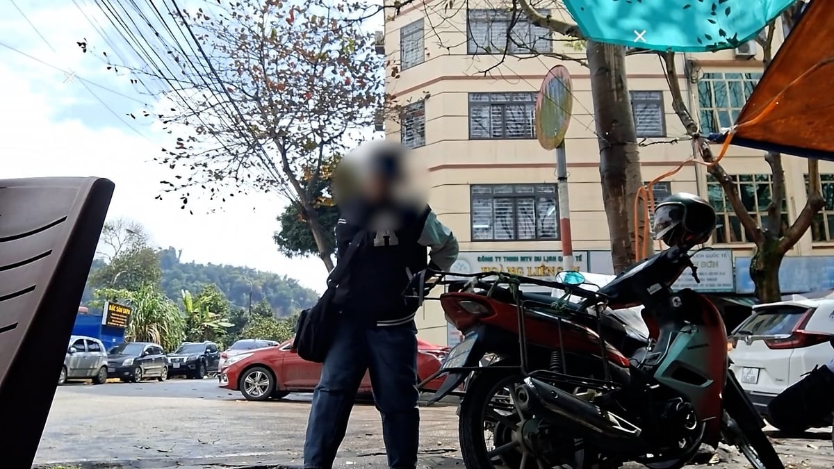Lạp xưởng, xúc xích được cuốn vào người vận chuyển về kho. Ảnh: HK. Lạp xưởng, xúc xích được cuốn vào người vận chuyển về kho. Ảnh: HK.