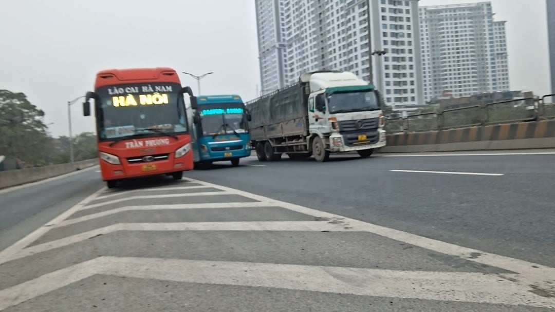 Hàng đông lạnh được các đầu nậu vận chuyển qua đường xe khách. Ảnh: HK. Hàng đông lạnh được các đầu nậu vận chuyển qua đường xe khách. Ảnh: HK.