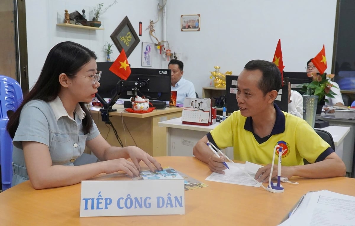 Anh Cao Ngọc Quỳnh (51 tuổi, quê Hà Nam) được cán bộ Trung tâm Dịch vụ việc làm TP HCM hỗ trợ học nghề và tư vấn giới thiệu việc làm. Ảnh: Nguyễn Thủy. Anh Cao Ngọc Quỳnh (51 tuổi, quê Hà Nam) được cán bộ Trung tâm Dịch vụ việc làm TP HCM hỗ trợ học nghề và tư vấn giới thiệu việc làm. Ảnh: Nguyễn Thủy.