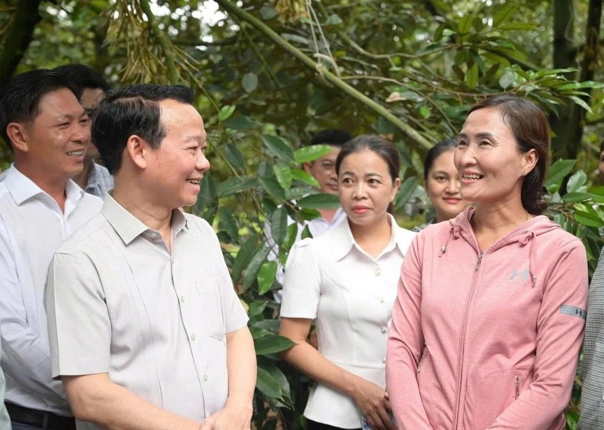 Bộ trưởng Đỗ Đức Duy thăm và động viên người dân trồng sầu riêng tại Đắk Lắk. Ảnh: Phạm Hoài. Bộ trưởng Đỗ Đức Duy thăm và động viên người dân trồng sầu riêng tại Đắk Lắk. Ảnh: Phạm Hoài.