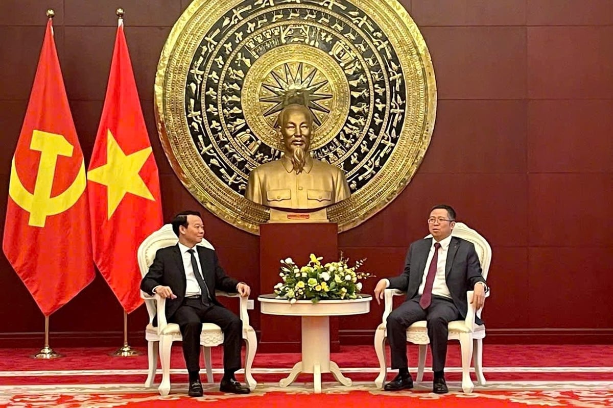 Bộ trưởng Bộ Nông nghiệp và Môi trường Đỗ Đức Duy (trái) trao đổi với Thứ trưởng Bộ Ngoại giao, Đại sứ Đặc mệnh toàn quyền Việt Nam tại Trung Quốc Phạm Thanh Bình. Bộ trưởng Bộ Nông nghiệp và Môi trường Đỗ Đức Duy (trái) trao đổi với Thứ trưởng Bộ Ngoại giao, Đại sứ Đặc mệnh toàn quyền Việt Nam tại Trung Quốc Phạm Thanh Bình.