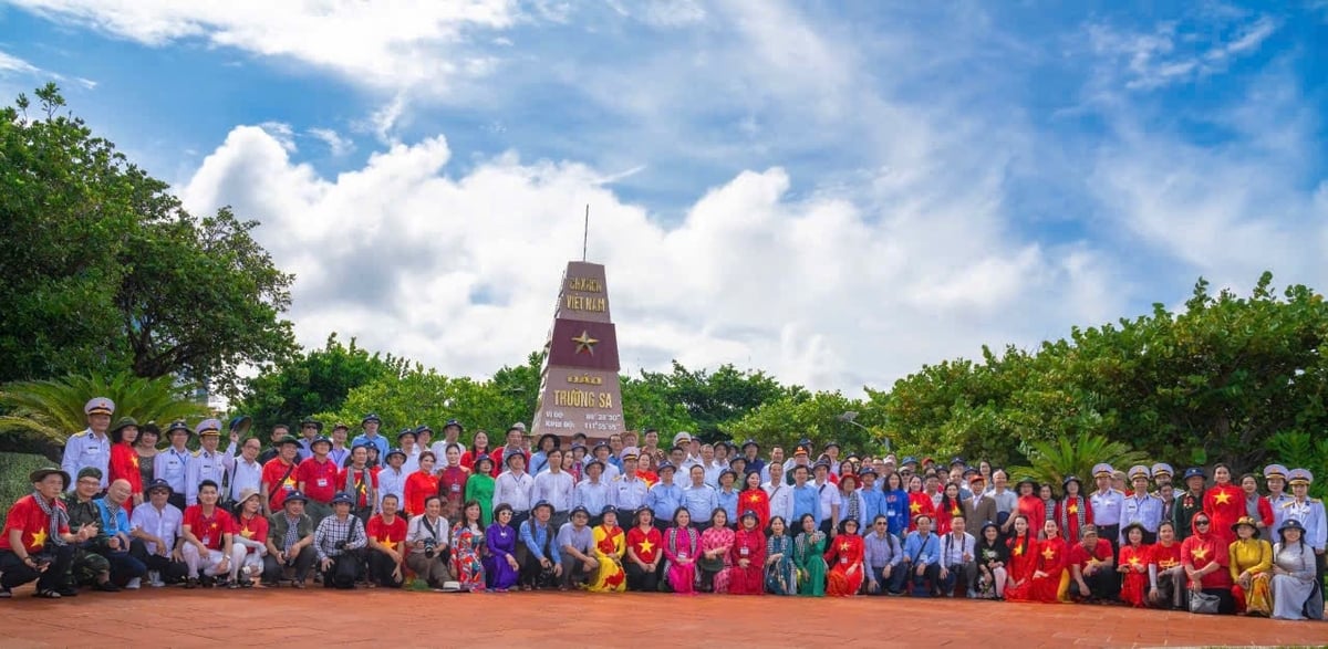 Đoàn công tác 25 trên đảo Trường Sa lớn. Ảnh: Phương Nguyên. Đoàn công tác 25 trên đảo Trường Sa lớn. Ảnh: Phương Nguyên.