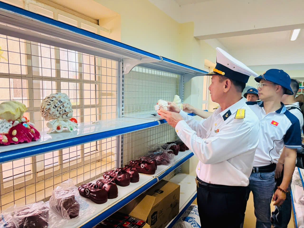 Thủ trưởng Đoàn công tác và các đại biểu thăm Cửa hàng DV Hậu cần đảo Đá Tây của Công ty TNHH MTV DV Khai thác hải sản Biển Đông (Bộ NN-MT). Ảnh: Phương Nguyên. Thủ trưởng Đoàn công tác và các đại biểu thăm Cửa hàng DV Hậu cần đảo Đá Tây của Công ty TNHH MTV DV Khai thác hải sản Biển Đông (Bộ NN-MT). Ảnh: Phương Nguyên.