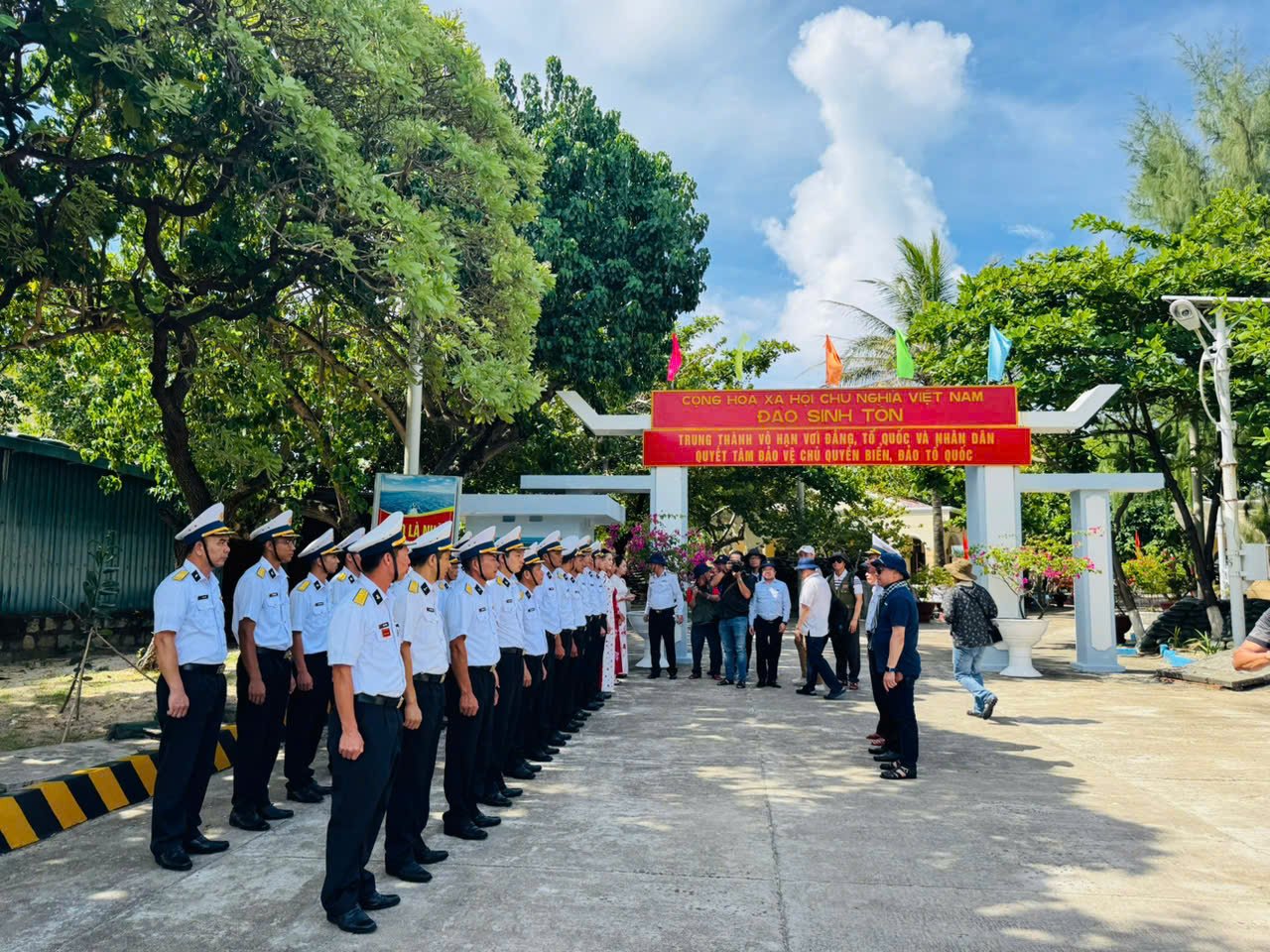 Cán bộ, chiến sĩ và nhân dân trên đảo Sinh Tồn đón Đoàn công tác 25. Ảnh: Phương Nguyên. Cán bộ, chiến sĩ và nhân dân trên đảo Sinh Tồn đón Đoàn công tác 25. Ảnh: Phương Nguyên.