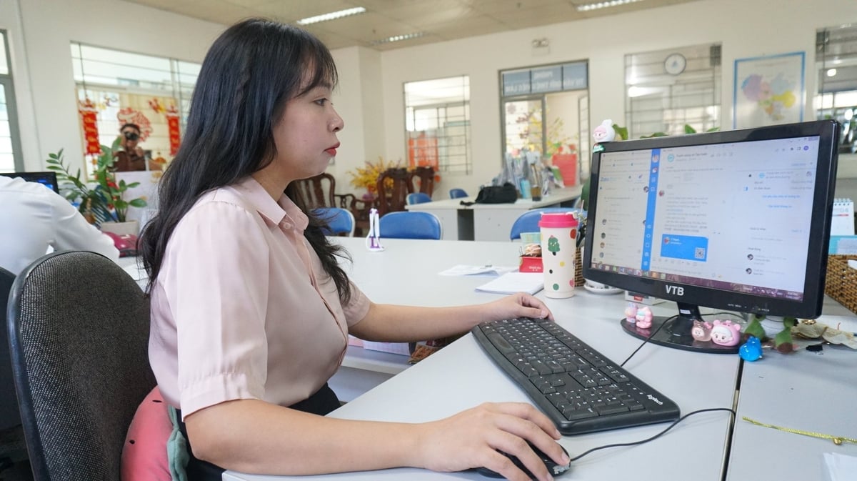 Cán bộ Trung tâm Dịch vụ việc làm tỉnh Bình Dương điều hành các nền tảng số như Zalo, Facebook và đặc biệt là ứng dụng 'Việc làm Bình Dương'. Ảnh: Trần Trung. Cán bộ Trung tâm Dịch vụ việc làm tỉnh Bình Dương điều hành các nền tảng số như Zalo, Facebook và đặc biệt là ứng dụng 'Việc làm Bình Dương'. Ảnh: Trần Trung.