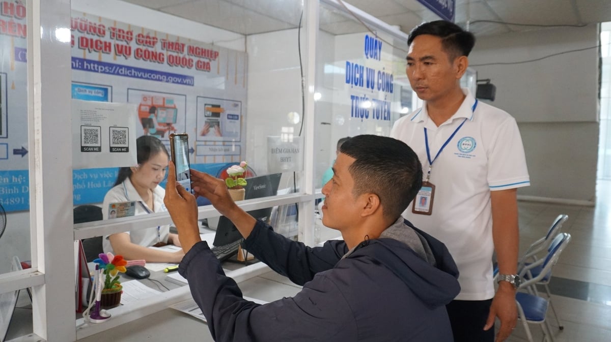 Người lao động được hướng dẫn cài đặt phần mềm số để giải quyết chế độ. Ảnh: Trần Trung. Người lao động được hướng dẫn cài đặt phần mềm số để giải quyết chế độ. Ảnh: Trần Trung.