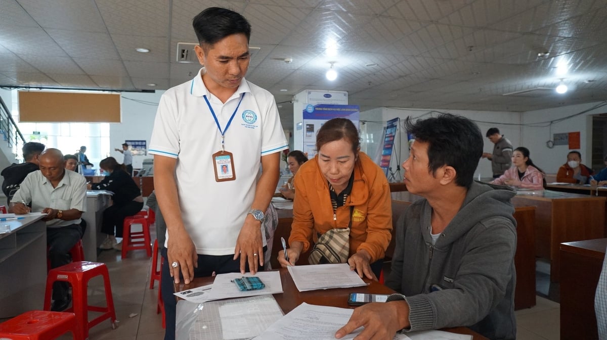 Cán bộ Trung tâm Dịch vụ việc làm tỉnh Bình Dương tận tình hướng dẫn người lao động. Ảnh: Trần Trung. Cán bộ Trung tâm Dịch vụ việc làm tỉnh Bình Dương tận tình hướng dẫn người lao động. Ảnh: Trần Trung.