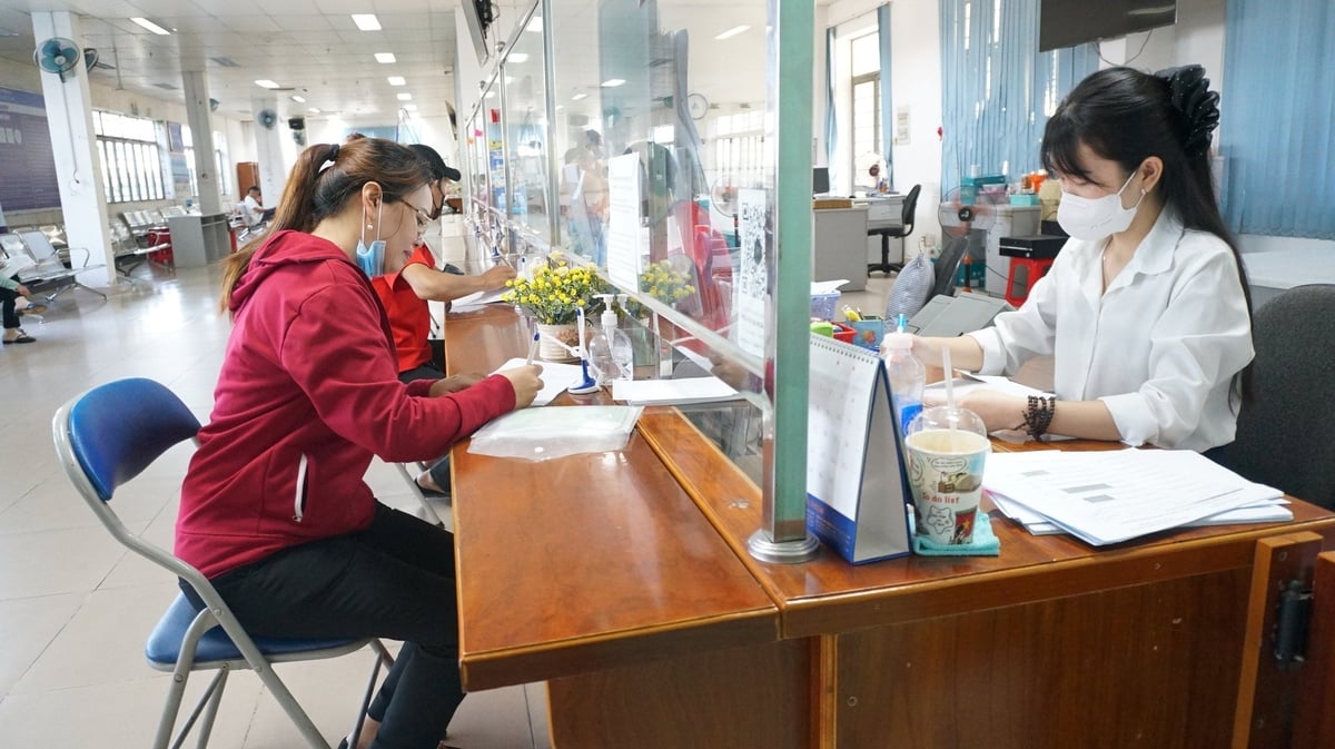 Người lao động đến Trung tâm Dịch vụ việc làm tỉnh Bình Dương giải quyết chế độ. Ảnh: Trần Trung. Người lao động đến Trung tâm Dịch vụ việc làm tỉnh Bình Dương giải quyết chế độ. Ảnh: Trần Trung.