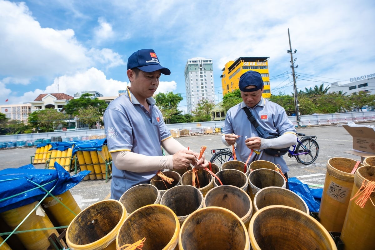 Kỹ thuật viên đội Pháo hoa Quốc tế Đà Nẵng chuẩn bị giàn ống phóng tại khu vực bãi bắn bên bờ sông Hàn. Ảnh: Phạm Huy. Kỹ thuật viên đội Pháo hoa Quốc tế Đà Nẵng chuẩn bị giàn ống phóng tại khu vực bãi bắn bên bờ sông Hàn. Ảnh: Phạm Huy.