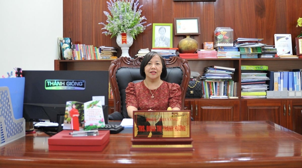 Bà Đoàn Thị Thanh Hương, Hiệu trưởng Trường THCS Tây Mỗ cho rằng phải có sự kết nối giữa gia đình - nhà trường - xã hội, tạo thành 'hàng rào ba lớp' bảo vệ học sinh khỏi thuốc lá, đặc biệt là thuốc lá điện tử. Ảnh: Mai Đan. Bà Đoàn Thị Thanh Hương, Hiệu trưởng Trường THCS Tây Mỗ cho rằng phải có sự kết nối giữa gia đình - nhà trường - xã hội, tạo thành 'hàng rào ba lớp' bảo vệ học sinh khỏi thuốc lá, đặc biệt là thuốc lá điện tử. Ảnh: Mai Đan.