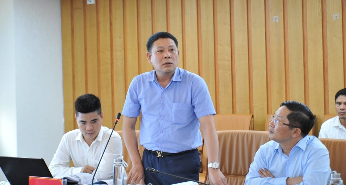 Ông Trần Minh Đức - Phó Tổng Giám đốc Công ty Cổ phần Khảo sát và Xây dựng - USCO tiếp thu ý kiến của các ủy viên Hội đồng, đồng thời đề nghị Hội đồng thông qua báo cáo và phê duyệt trữ lượng sét đã tính để chủ đầu tư sớm đưa mỏ vào khai thác. Ảnh: Lan Chi. Ông Trần Minh Đức - Phó Tổng Giám đốc Công ty Cổ phần Khảo sát và Xây dựng - USCO tiếp thu ý kiến của các ủy viên Hội đồng, đồng thời đề nghị Hội đồng thông qua báo cáo và phê duyệt trữ lượng sét đã tính để chủ đầu tư sớm đưa mỏ vào khai thác. Ảnh: Lan Chi.