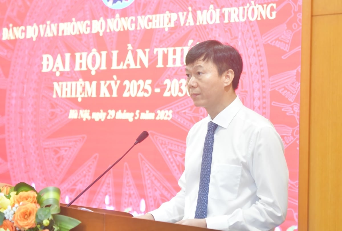 Theo Chánh Văn phòng Bộ Lê Văn Thành, nhiệm kỳ 2025 - 2030, Đảng bộ Văn phòng Bộ phấn đấu tiếp tục thực hiện mục tiêu chung: 'Phát huy truyền thống, đổi mới sáng tạo, xây dựng Văn phòng Bộ hiện đại, chuyên nghiệp, thân thiện và hiệu quả'. Ảnh: Nguyễn Thủy. Theo Chánh Văn phòng Bộ Lê Văn Thành, nhiệm kỳ 2025 - 2030, Đảng bộ Văn phòng Bộ phấn đấu tiếp tục thực hiện mục tiêu chung: 'Phát huy truyền thống, đổi mới sáng tạo, xây dựng Văn phòng Bộ hiện đại, chuyên nghiệp, thân thiện và hiệu quả'. Ảnh: Nguyễn Thủy.