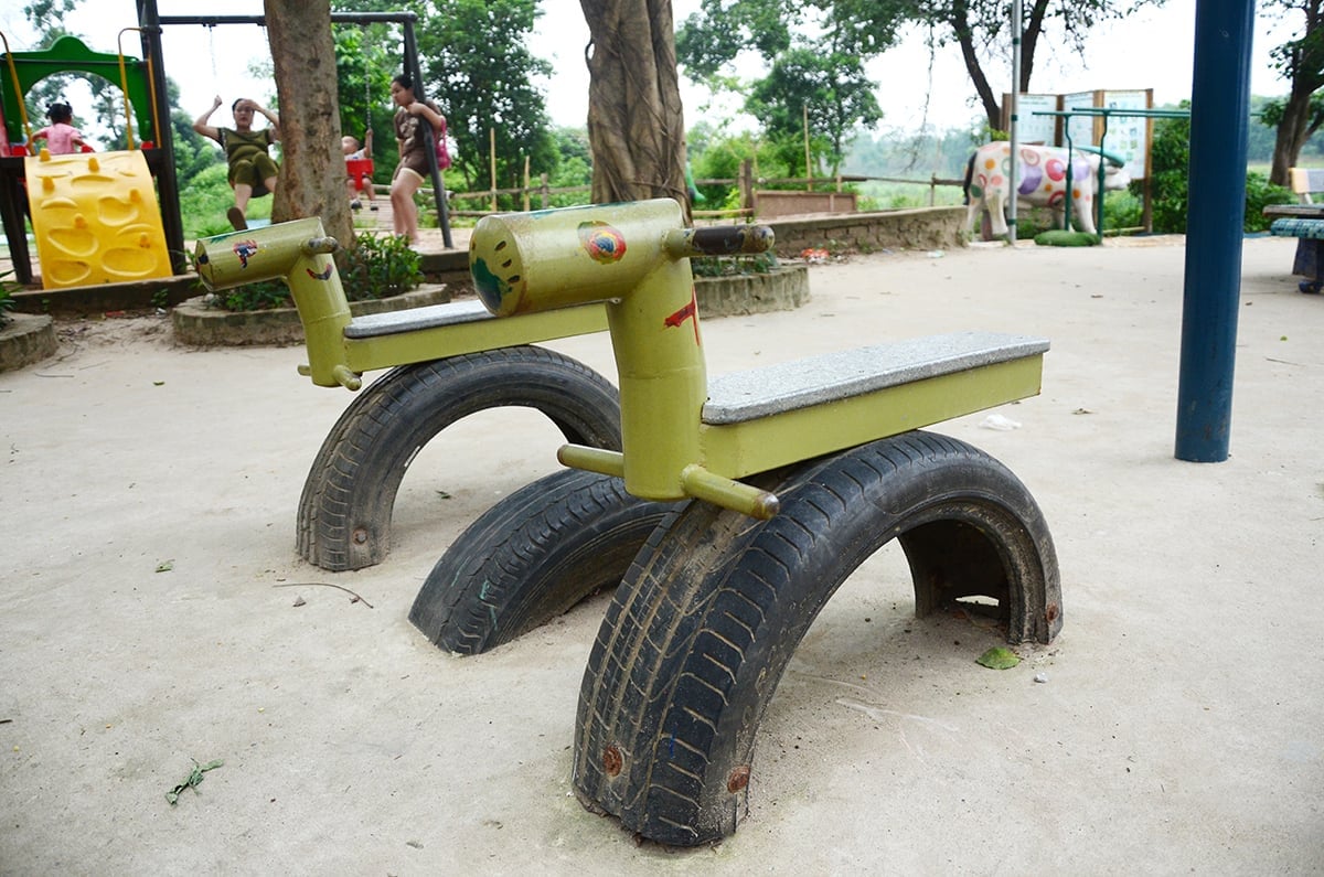 Công viên sử dụng các vật liệu tái chế và thân thiện với môi trường để xây dựng và lắp đặt thiết bị tập thể dục, đồ chơi. Ảnh: Xuân Hà. Công viên sử dụng các vật liệu tái chế và thân thiện với môi trường để xây dựng và lắp đặt thiết bị tập thể dục, đồ chơi. Ảnh: Xuân Hà.