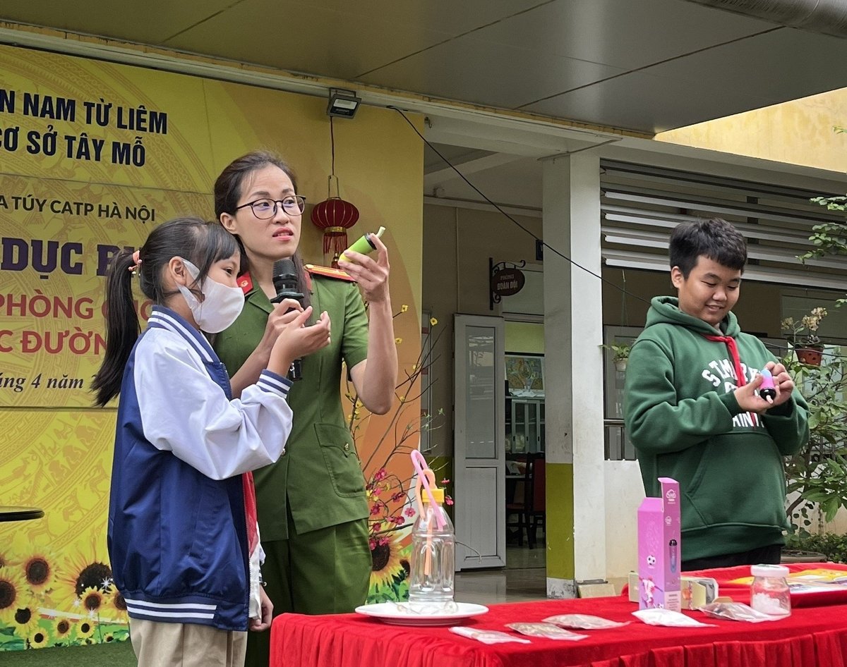 Trường THCS Tây Mỗ luôn chú trọng công tác tuyên truyền về phòng chống tác hại thuốc lá cho học sinh. Ảnh: Phú Quang. Trường THCS Tây Mỗ luôn chú trọng công tác tuyên truyền về phòng chống tác hại thuốc lá cho học sinh. Ảnh: Phú Quang.